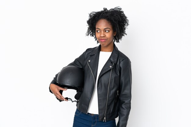 Jeune, femme américaine africaine, à, a, casque moto, sur, mur blanc, debout, et, regarder côté