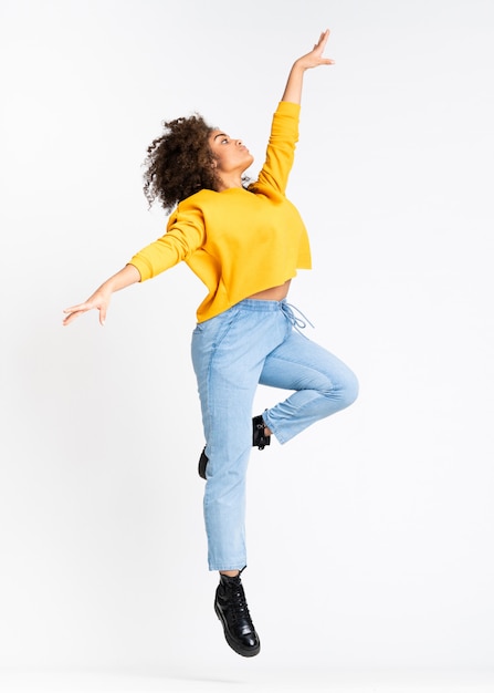 Jeune, femme américaine africaine, danse, sur, mur blanc