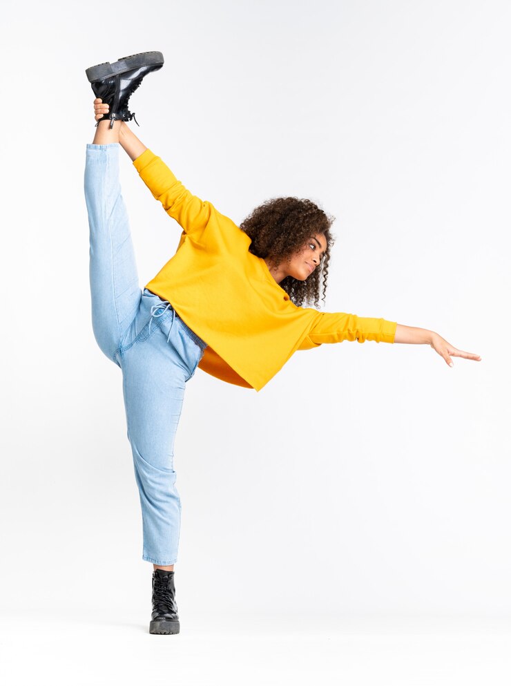 Photo jeune, femme américaine africaine, danse, sur, mur blanc