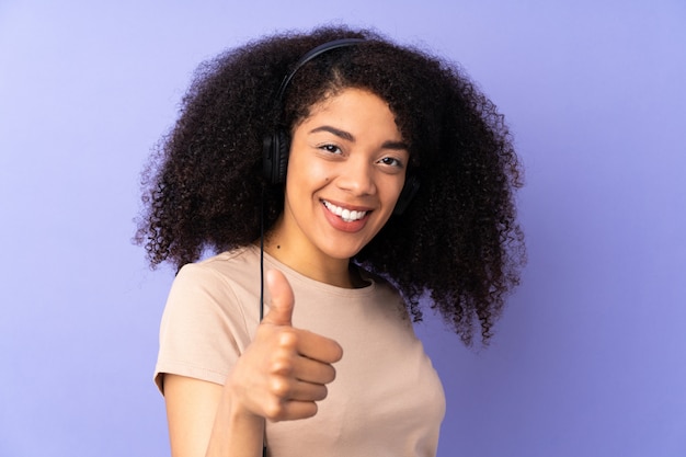 Jeune, femme américaine africaine, à, écouteurs