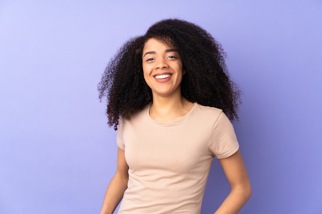 Jeune, femme américaine africaine, isolé, sur, violet, rire