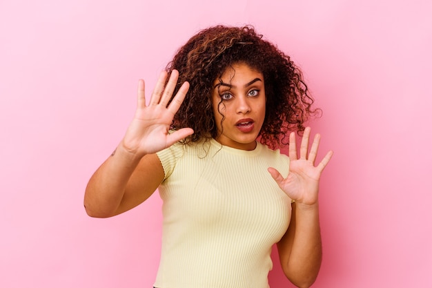 Jeune, femme américaine africaine, isolé