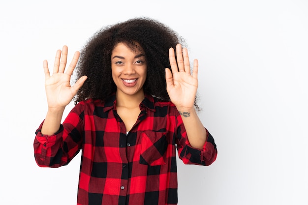 Jeune, femme américaine africaine, sur, mur, compter, dix, à, doigts