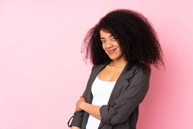 Jeune, femme américaine africaine, sur, mur, rire