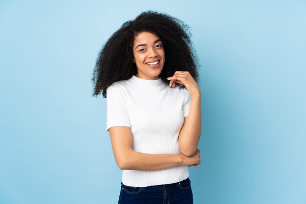 Jeune, femme américaine africaine, sur, mur, rire