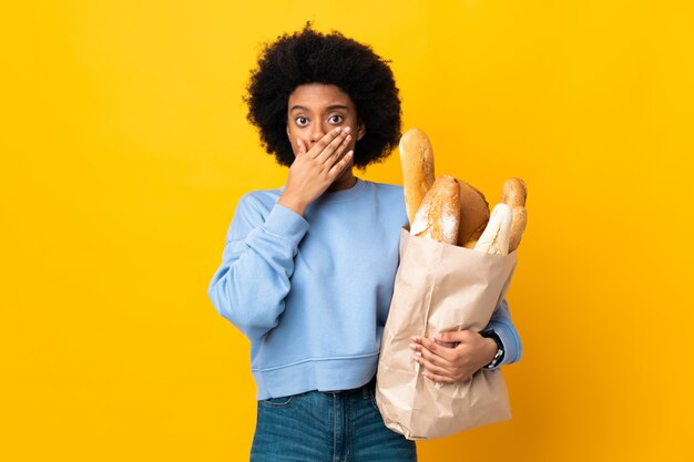 Jeune, femme américaine africaine, à, sac pain