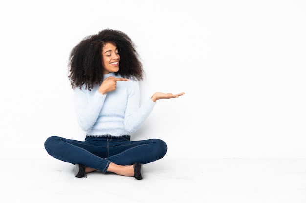 Jeune, femme américaine africaine, séance terre, tenue, vide, espace, imaginaire, paume