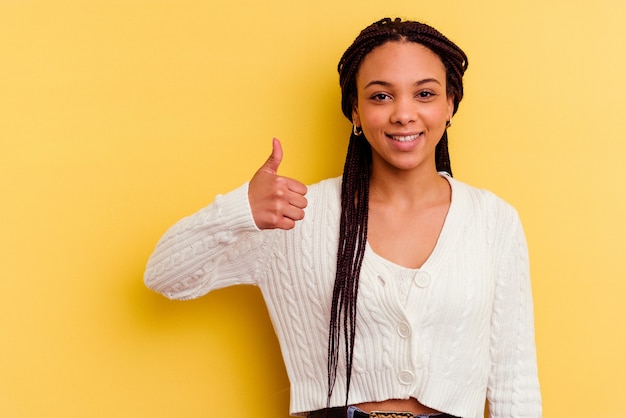 Jeune, femme américaine africaine, sourire, et, lever, pouce haut