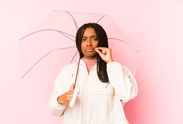 Jeune, femme américaine africaine, tenir parapluie