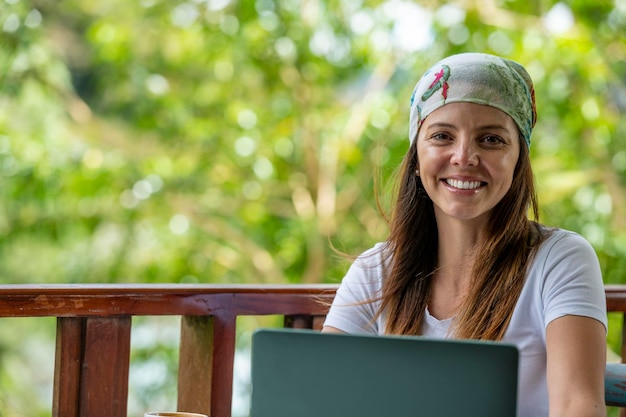 Jeune femme d'Amérique latine travaillant sur son ordinateur portable dans un café en plein air Panama Amérique Centrale