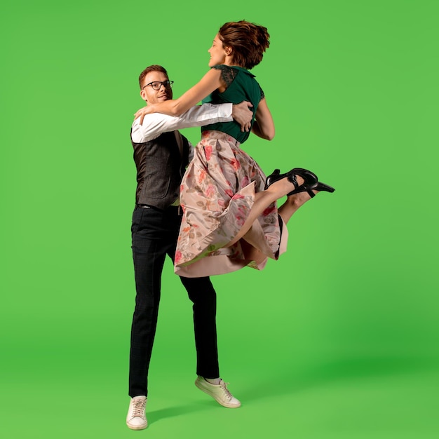 Jeune Femme à L'ancienne Danse Isolé Sur Fond Vert