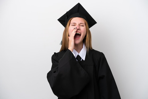 Jeune femme anglaise diplômée universitaire isolée sur fond blanc criant avec la bouche grande ouverte