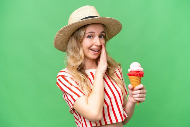 Jeune femme anglaise avec une glace au cornet sur fond isolé chuchotant quelque chose