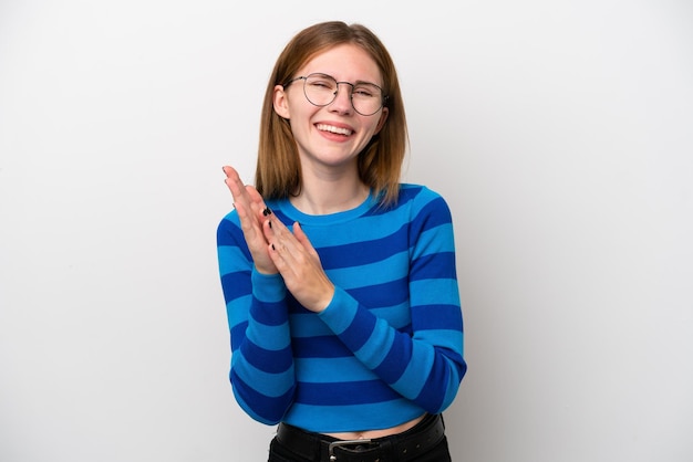 Jeune femme anglaise isolée sur fond blanc applaudissant après présentation lors d'une conférence