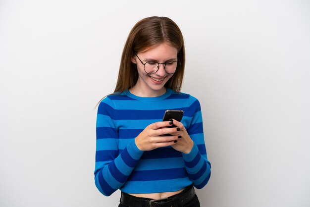 Jeune femme anglaise isolée sur fond blanc envoyant un message avec le mobile