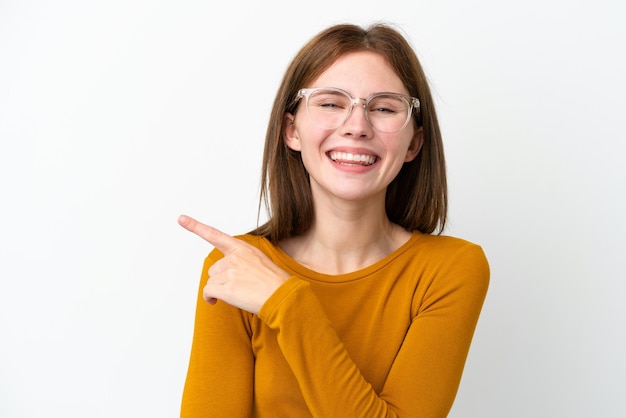 Jeune femme anglaise isolée sur fond blanc avec des lunettes et côté pointant