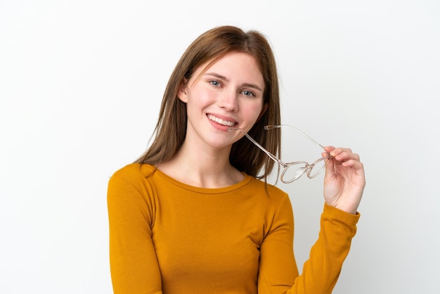 Jeune femme anglaise isolée sur fond blanc avec des lunettes avec une expression heureuse