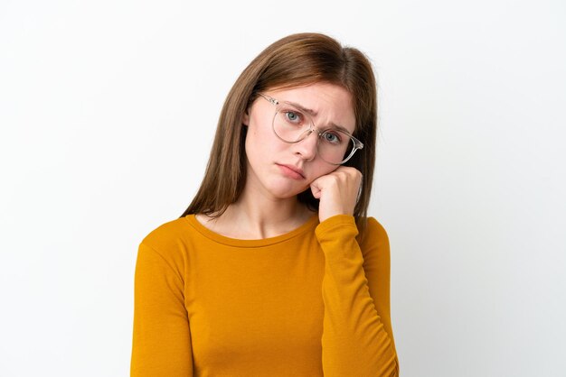 Jeune femme anglaise isolée sur fond blanc avec des lunettes et avec une expression triste