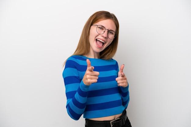 Jeune femme anglaise isolée sur fond blanc pointant vers l'avant et souriant