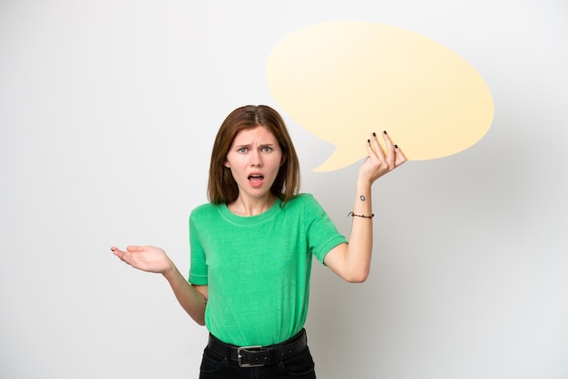 Jeune femme anglaise isolée sur fond blanc tenant une bulle vide avec une expression surprise