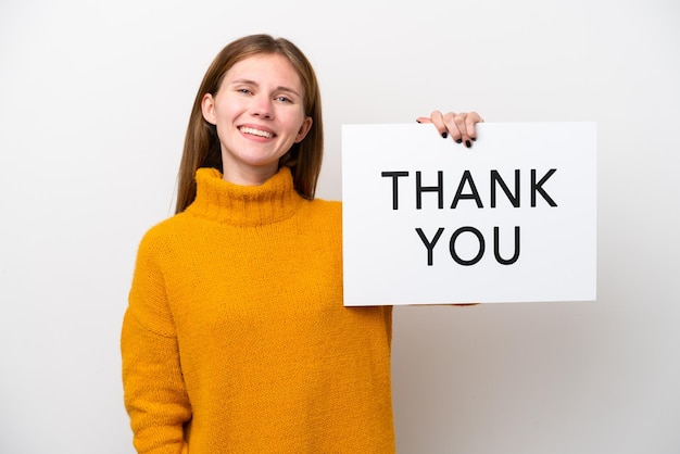 Jeune femme anglaise isolée sur fond blanc tenant une pancarte avec texte MERCI avec une expression heureuse