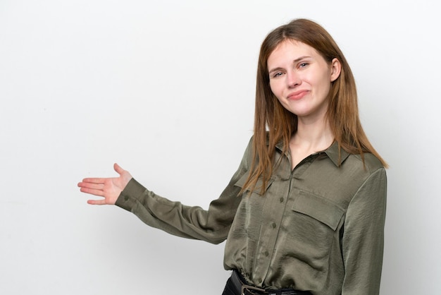 Jeune femme anglaise isolée sur fond blanc tendant les mains sur le côté pour inviter à venir