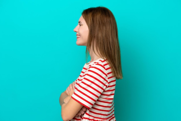 Jeune femme anglaise isolée sur fond bleu en position latérale