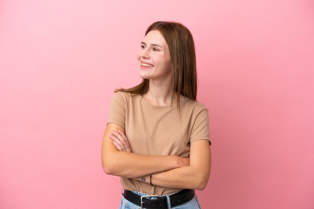 Jeune femme anglaise isolée sur fond rose heureuse et souriante