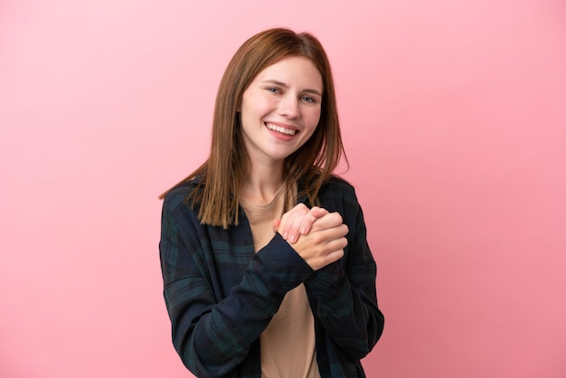 Jeune femme anglaise isolée sur fond rose en riant