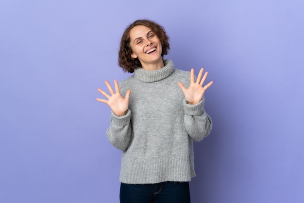 Jeune femme anglaise isolée sur mur violet comptant dix avec les doigts