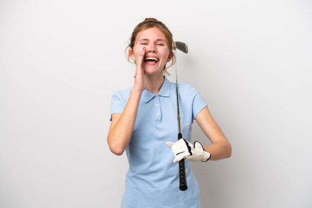 Jeune femme anglaise jouant au golf isolé sur fond blanc criant avec la bouche grande ouverte