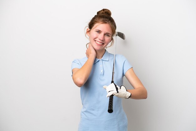 Jeune femme anglaise jouant au golf isolé sur fond blanc en riant