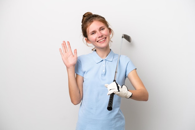 Jeune femme anglaise jouant au golf isolé sur fond blanc saluant avec la main avec une expression heureuse