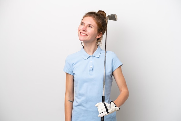 Jeune femme anglaise jouant au golf isolée sur fond blanc en pensant à une idée tout en levant les yeux