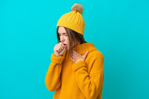 Jeune femme anglaise portant une veste d'hiver isolée sur fond bleu souffre de toux et se sent mal