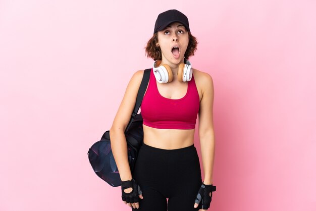 Jeune femme anglaise sur rose en levant et avec une expression de surprise