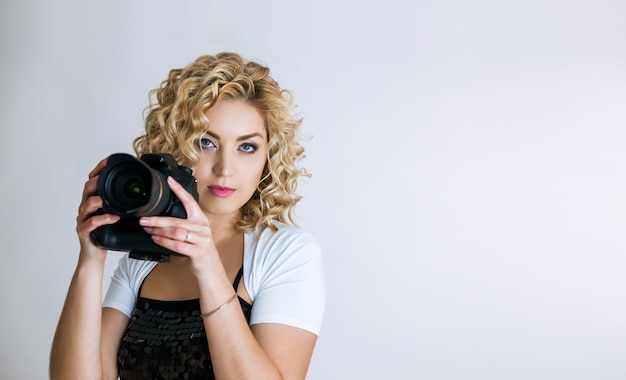 Jeune femme avec appareil photo numérique