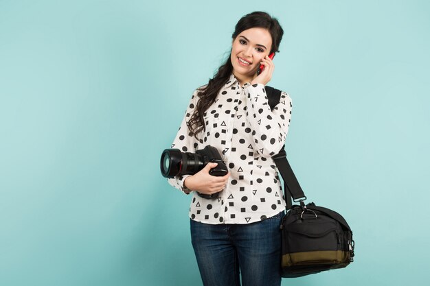 Jeune femme avec appareil photo et son étui