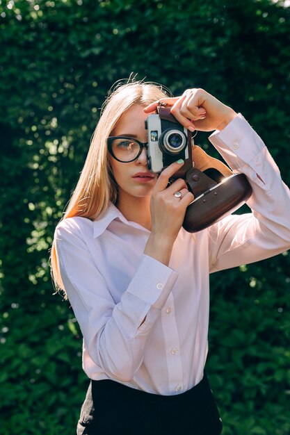 Jeune femme avec un appareil photo