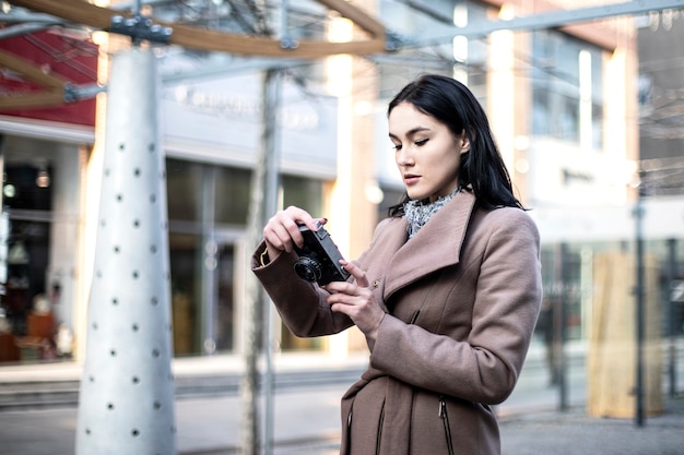 Jeune femme avec un appareil photo