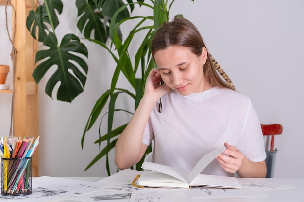 Une jeune femme d'apparence européenne fait ses devoirs à l'école, à l'université. La fille étudie avec diligence