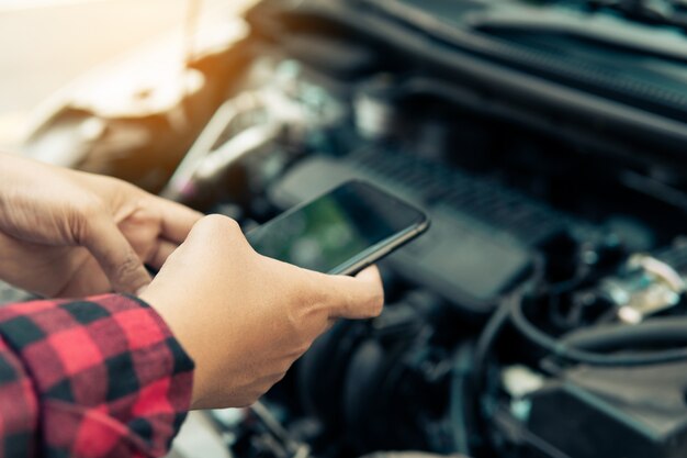 Une jeune femme appelle une assurance alors que la voiture est en panne.