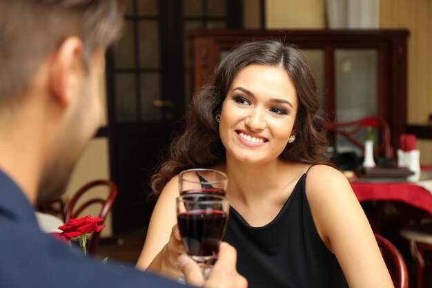 Photo jeune femme applaudit au restaurant