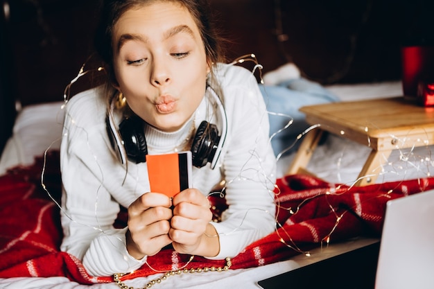 Jeune femme appréciant les achats en ligne pour Noël