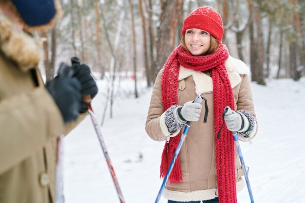 Jeune femme appréciant la date de ski