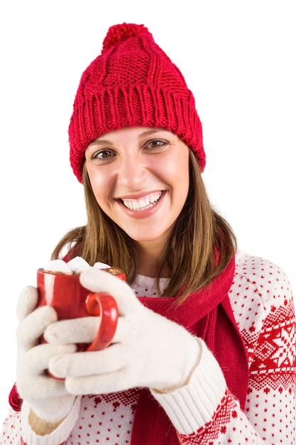 Jeune femme appréciant son café chaud en hiver