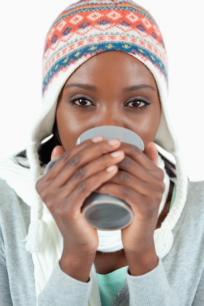 Jeune femme appréciant le thé dans le froid