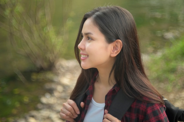 Une jeune femme apprécie la nature, les vacances et le concept de voyage