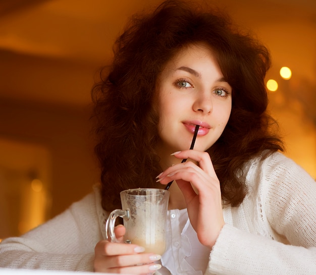 Jeune, femme, apprécier, latte, café, café