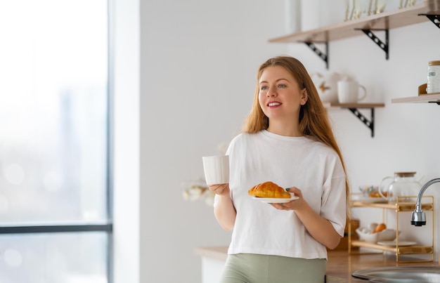 Jeune femme, apprécier, a, tasse café